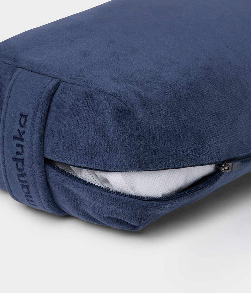 manduka-equa-lean-bolster-cuscino-yoga-sottile-rettangolare image 7