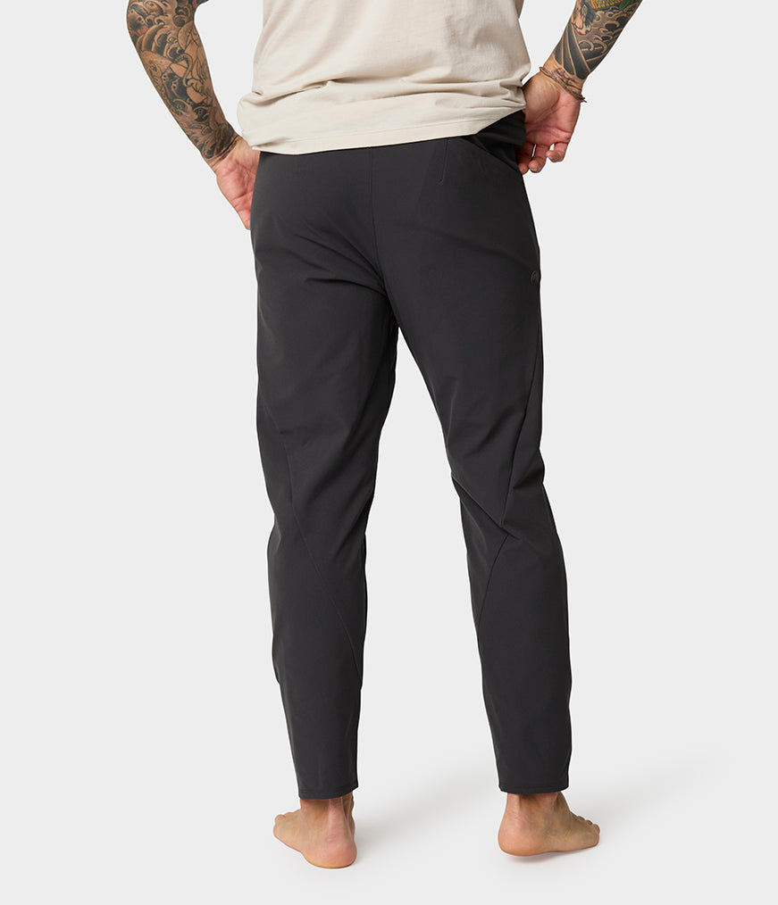 manduka-cntr-pantalone-yoga-uomo-stretch-4-vie image 8