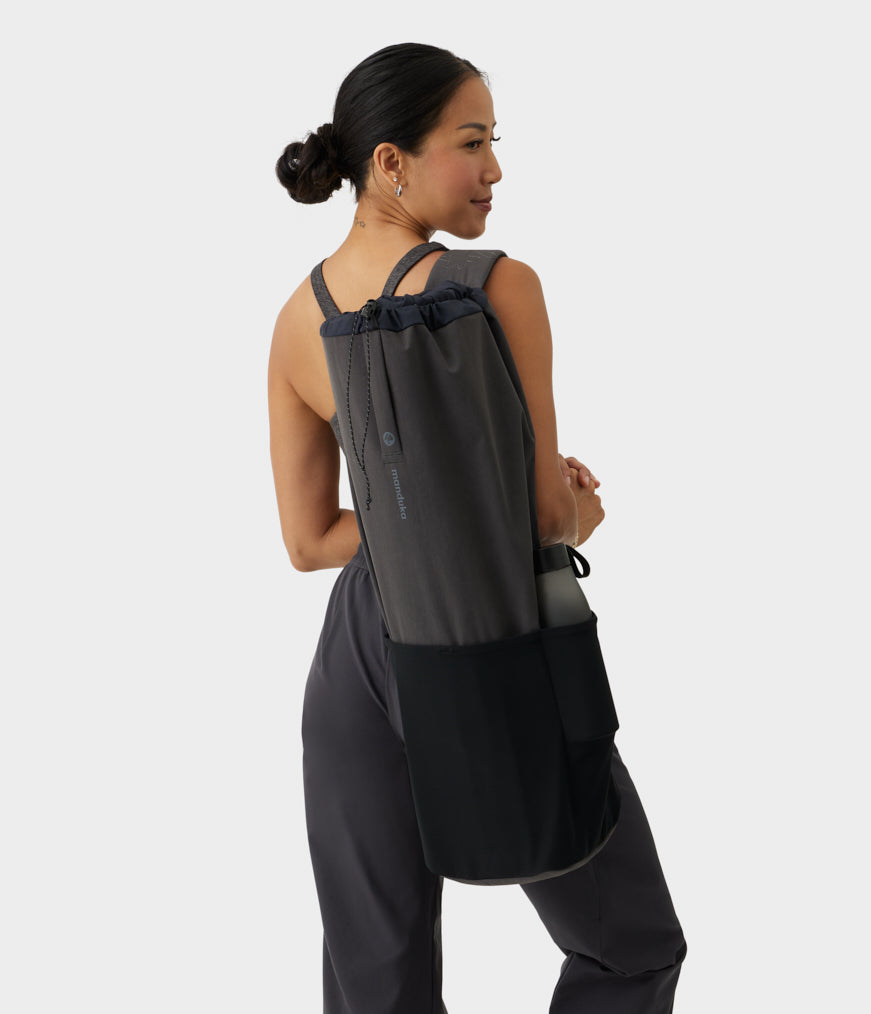 manduka-hala-borsa-porta-tappetino-yoga-in-nylon-riciclato image 7