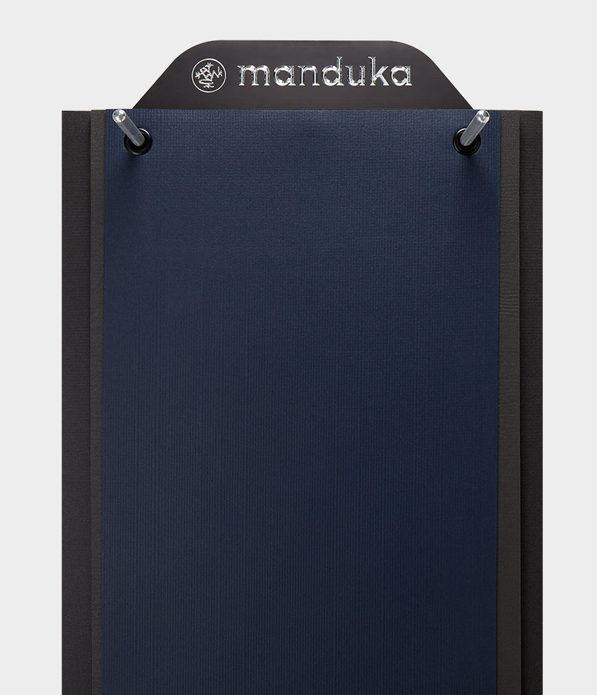 manduka-rack-da-parete-porta-tappetini-yoga image 3
