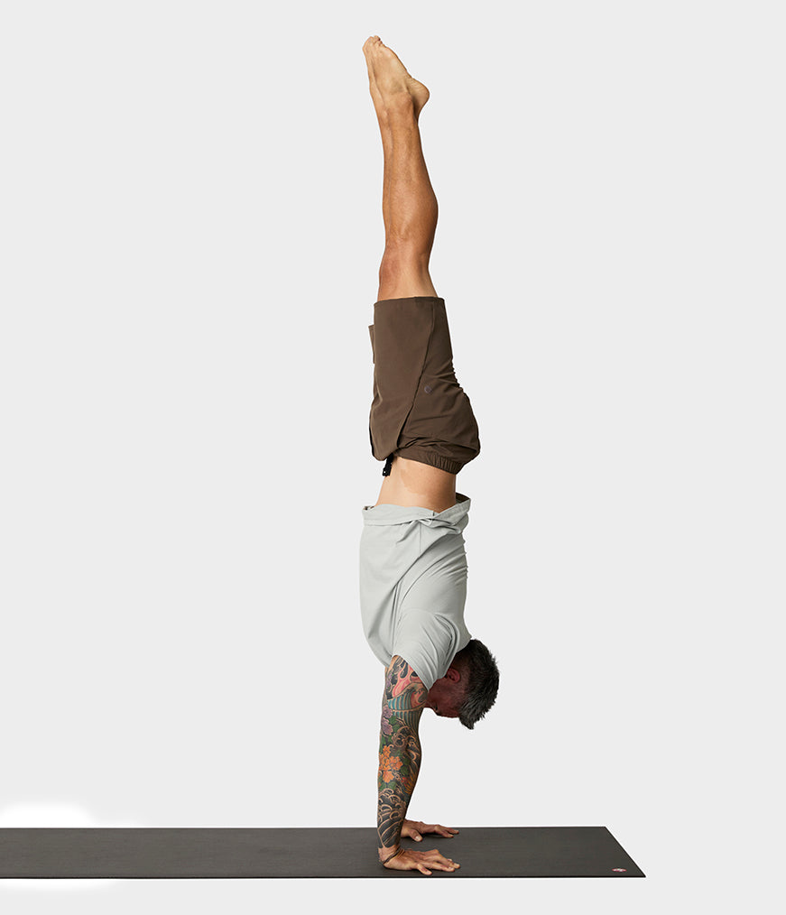 manduka-cntr-shorts-uomo-pantaloncini-yoga-in-poliestere-riciclato image 7