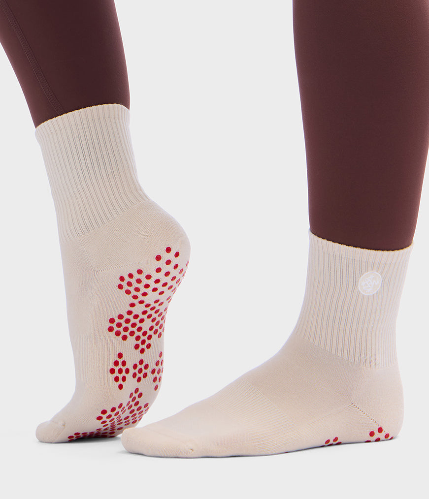 manduka-equilibria-calzini-pilates-mezza-gamba-grip image 8